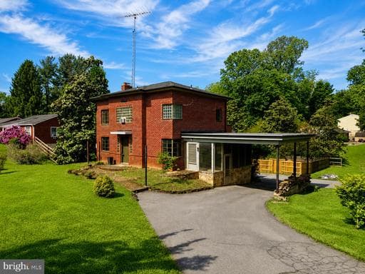 102 BOND STREET - Photo 1