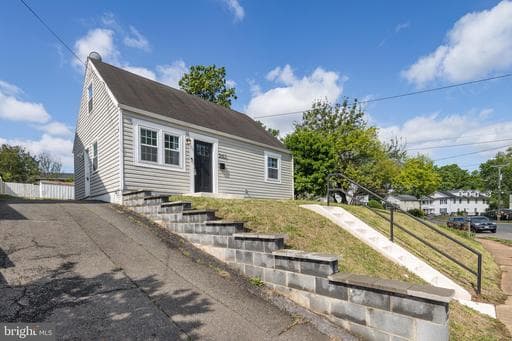 285 MANASSAS DRIVE - Photo 1