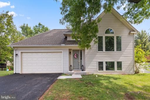 14516 Oak Cluster Dr, Centreville, VA 20120-2855, United States - Photo 1