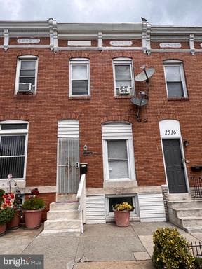 2514 E MADISON STREET - Photo 1