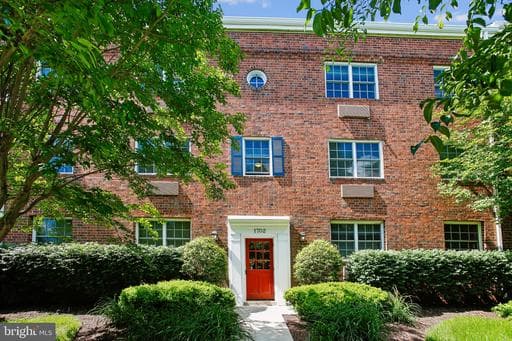 1702 W ABINGDON DRIVE 201