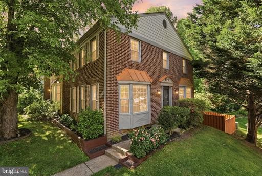 5719 CROWNLEIGH COURT - Photo 1