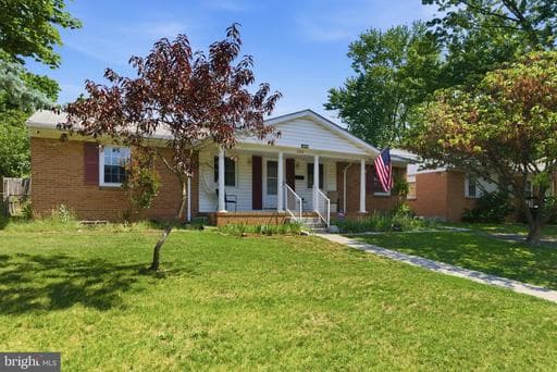 1004 ALLEN DRIVE - Photo 1