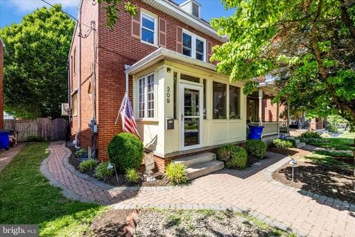 209 MONROE AVENUE - Photo 1