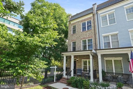 512 REGENT PLACE