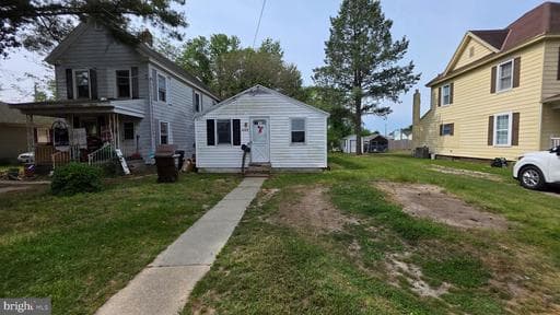 1007 ROSLYN AVENUE - Photo 1