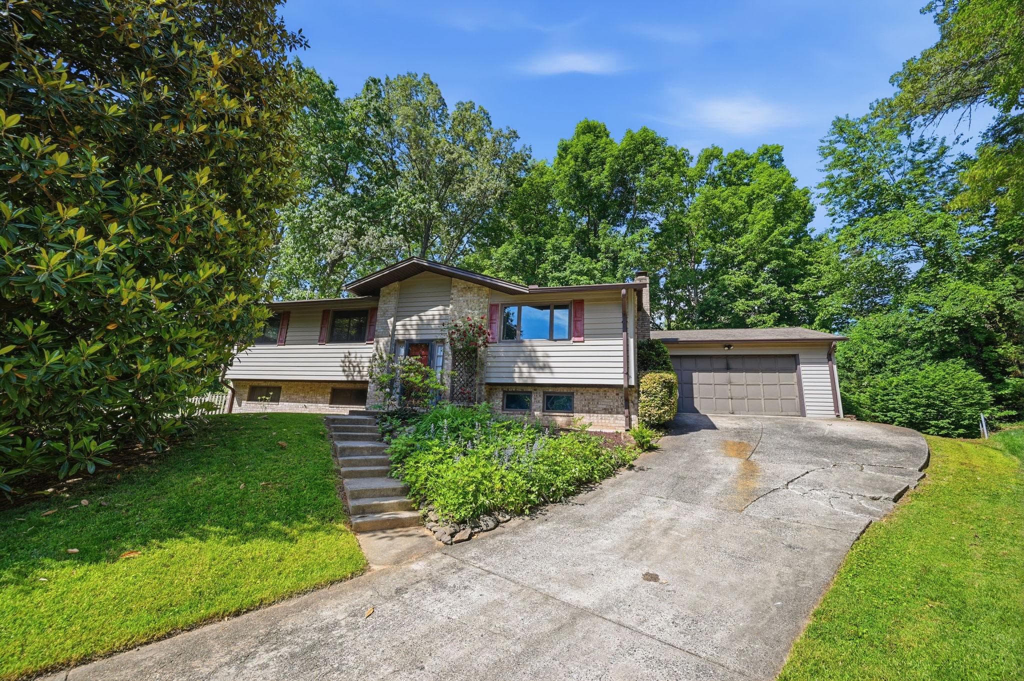 10027 W Constable Ct, Fairfax, VA 22032-2724, United States - Photo 1