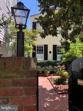 518 QUEEN STREET
