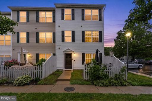 10 IRONSTONE COURT