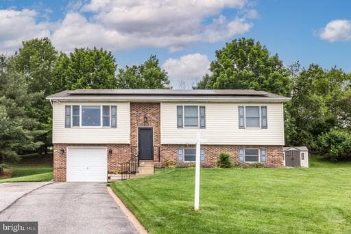 312 INVERNESS CLOSE - Photo 1