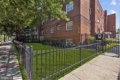 526 KENYON STREET 201 - Photo 1