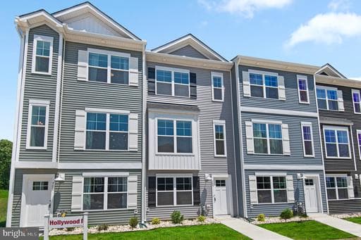 760 BUR OAK COURT