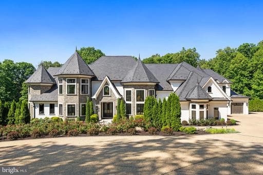 1332 McCay Ln, McLean, VA 22101-1824, United States - Photo 1