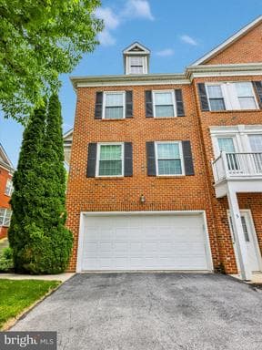 5 JOHNSBOROUGH COURT - Photo 1