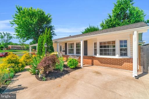 101 W BEECH ROAD - Photo 1