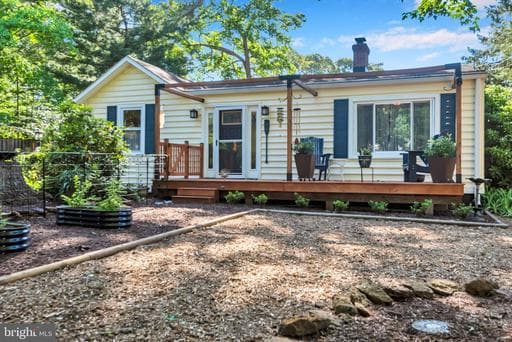 86 RIVERSIDE DRIVE - Photo 1