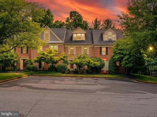 37 FARNHAM WAY - Photo 1