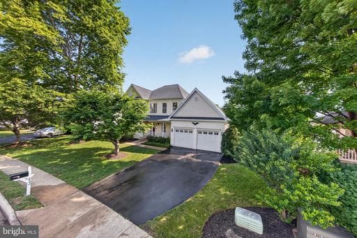 852 MACALISTER DRIVE - Photo 1