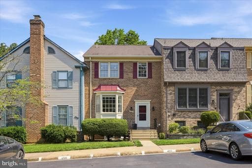 2738 Shawn Leigh Dr, Vienna, VA 22181-6137, United States - Photo 1