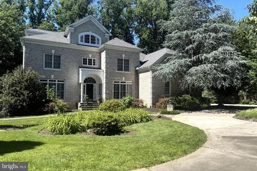 5807 GROSVENOR LANE