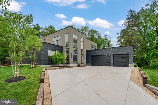 7404 Sportsman Dr, Falls Church, VA 22043-1044, United States - Photo 1