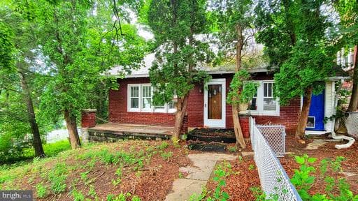 8 BUCHANAN AVENUE - Photo 1