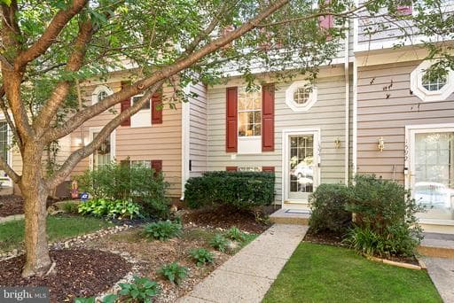 1594 Woodcrest Dr, Reston, VA 20194-1556, United States