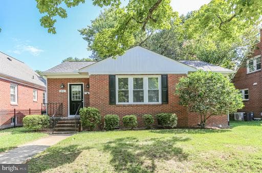 1213 STAFFORD AVENUE - Photo 1