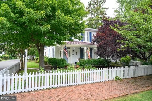 110 N MORRIS STREET - Photo 1