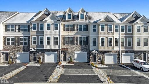 84 POTOMAC COURT - Photo 1