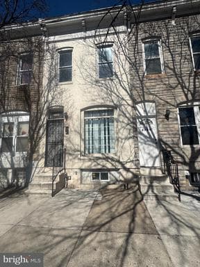 2404 E MADISON STREET - Photo 1