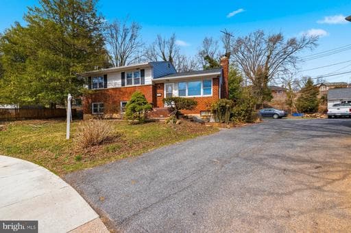 802 SHAW COURT - Photo 1