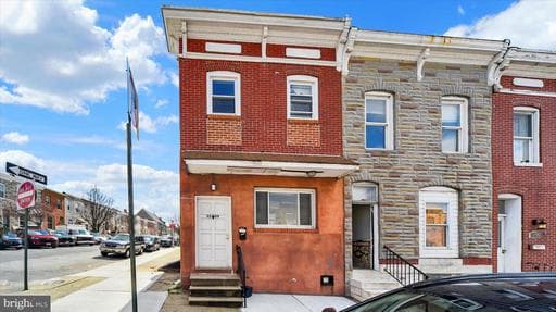 3209 E LOMBARD STREET - Photo 1