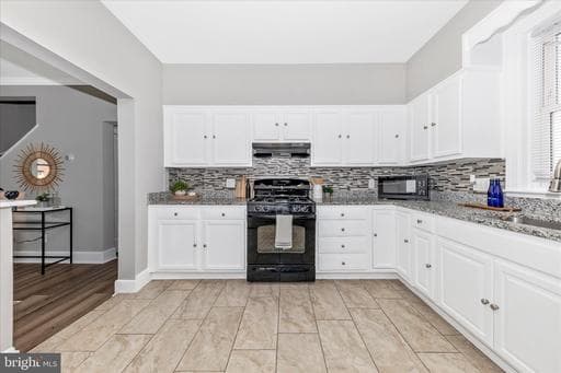 2905 GOODWOOD ROAD - Photo 1