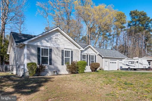 140 GREENWAY DRIVE - Photo 1