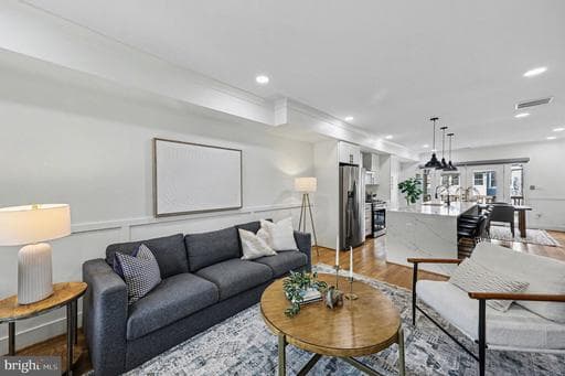 1427 PARKWOOD PLACE