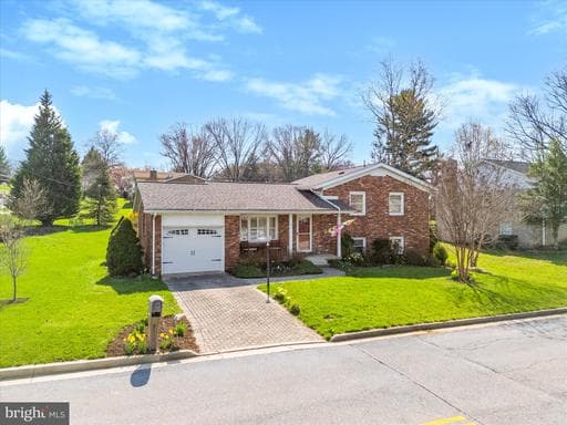 2 LOMBARDY DRIVE - Photo 1