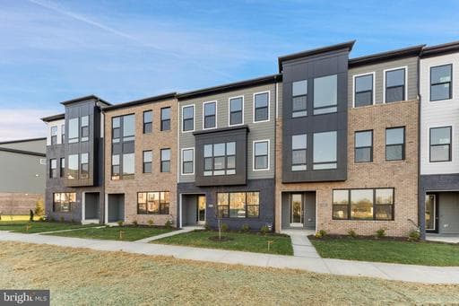 125 SUMMIT POINT BOULEVARD 13-J - Photo 1
