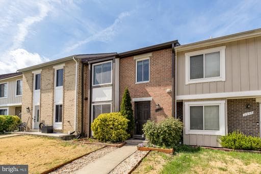 2810 CAMBRIDGE DRIVE - Photo 1