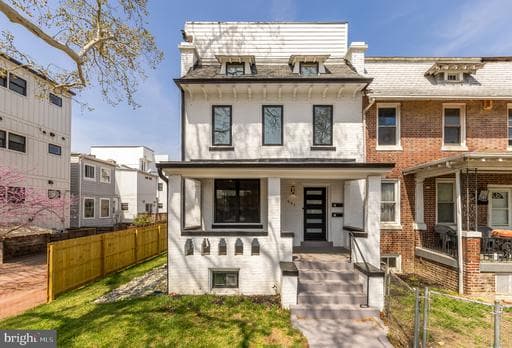 641 QUEBEC PLACE 1 - Photo 1