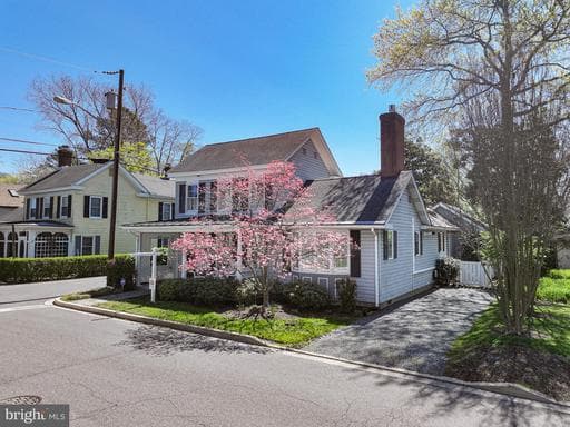 114 E CHEW AVENUE - Photo 1