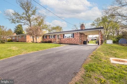 7707 Huron Dr, Gainesville, VA 20155-2916, United States - Photo 1