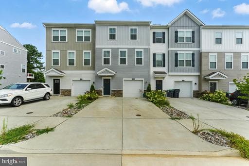 406 HONEYBERRY LANE