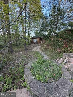 901 HILLCREST AVENUE - Photo 1
