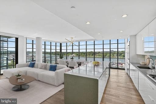 45 SUTTON SQUARE 509 - Photo 1