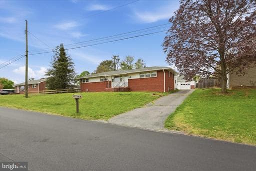 433 BEECHCROFT ROAD - Photo 1