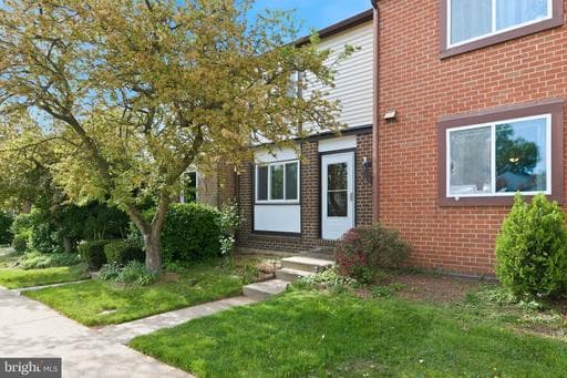 614 GILES PLACE - Photo 1