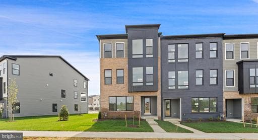 119 SUMMIT POINT BOULEVARD 16J - Photo 1