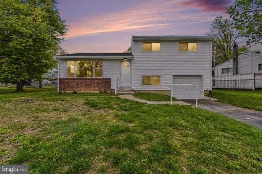 642 WALKER STREET - Photo 1