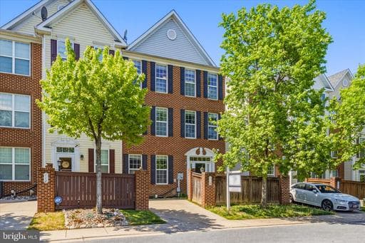 110 FEATHERSTONE PLACE - Photo 1